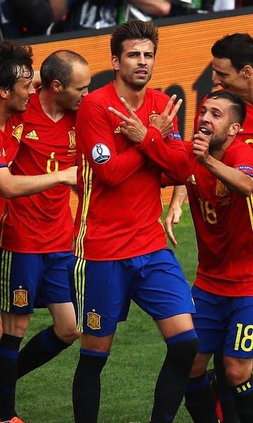 Pique's late header downs Czech Republic, hands Spain deserved win